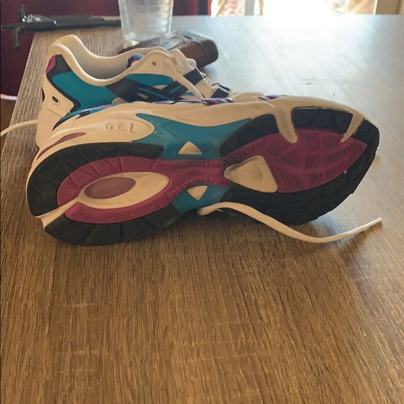 Vintage looking 90s ASICS - Picture 6 of 6